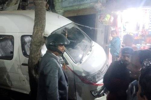 माइक्रोबस रुखमा ठोकियो, ठूलो दुर्घटनाबाट जोगियो 